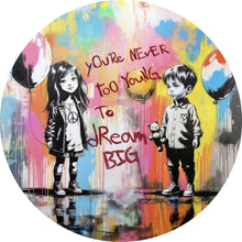 Lade das Bild in den Galerie-Viewer, Aluminiumbild Pop Art Kinder mit Ballons you are never too young Kreis
