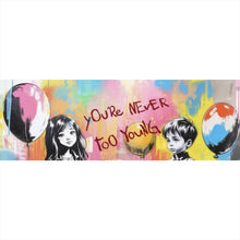 Lade das Bild in den Galerie-Viewer, Aluminiumbild gebürstet Pop Art Kinder mit Ballons you are never too young Panorama
