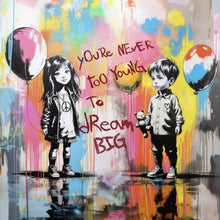 Lade das Bild in den Galerie-Viewer, Aluminiumbild Pop Art Kinder mit Ballons you are never too young Quadrat
