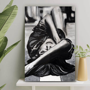 Poster Porträt einer liegenden Frau auf der Straße Hochformat