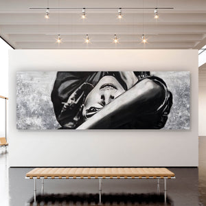 Poster Porträt einer liegenden Frau auf der Straße Panorama