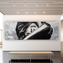 Lade das Bild in den Galerie-Viewer, Aluminiumbild Porträt einer liegenden Frau auf der Straße Panorama

