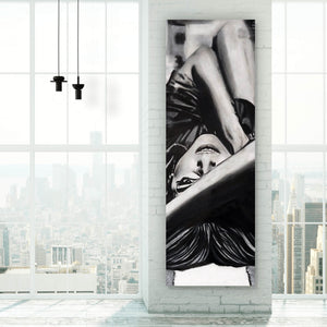 Poster Porträt einer liegenden Frau auf der Straße Panorama Hoch