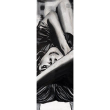 Lade das Bild in den Galerie-Viewer, Aluminiumbild Porträt einer liegenden Frau auf der Straße Panorama Hoch
