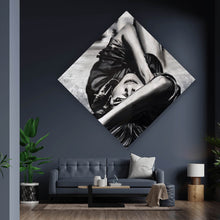 Lade das Bild in den Galerie-Viewer, Acrylglasbild Porträt einer liegenden Frau auf der Straße Raute
