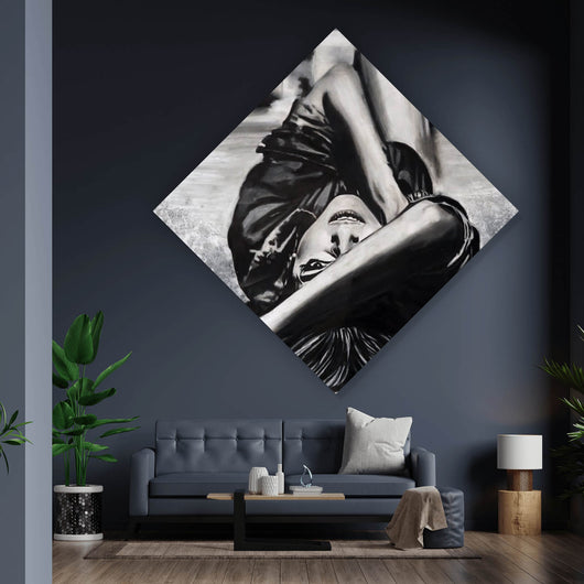Acrylglasbild Porträt einer liegenden Frau auf der Straße Raute