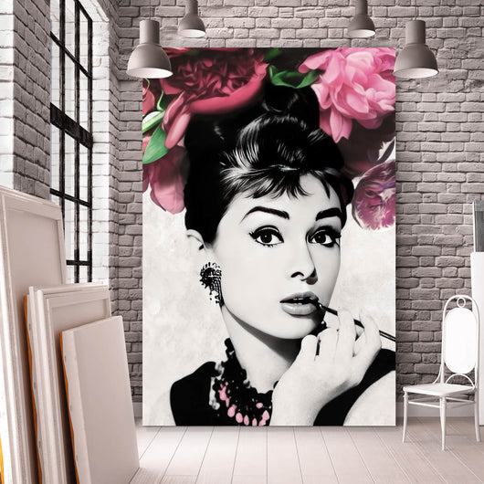 Spannrahmenbild Portrait Audrey Hepburn mit Blüten Hochformat