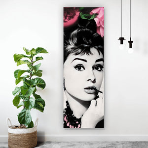 Leinwandbild Portrait Audrey Hepburn mit Blüten Panorama Hoch