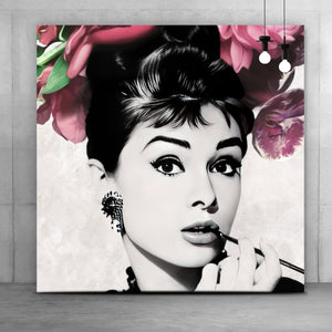 Aluminiumbild gebürstet Portrait Audrey Hepburn mit Blüten Quadrat