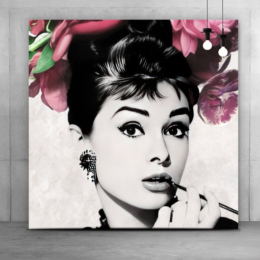 Leinwandbild Portrait Audrey Hepburn mit Blüten Quadrat