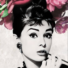 Lade das Bild in den Galerie-Viewer, Leinwandbild Portrait Audrey Hepburn mit Blüten Quadrat
