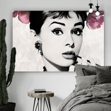 Lade das Bild in den Galerie-Viewer, Aluminiumbild gebürstet Portrait Audrey Hepburn mit Blüten Querformat
