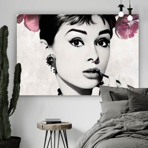 Aluminiumbild Portrait Audrey Hepburn mit Blüten Querformat