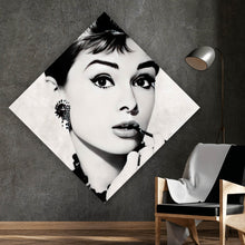 Lade das Bild in den Galerie-Viewer, Aluminiumbild Portrait Audrey Hepburn mit Blüten Raute

