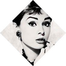 Lade das Bild in den Galerie-Viewer, Aluminiumbild Portrait Audrey Hepburn mit Blüten Raute
