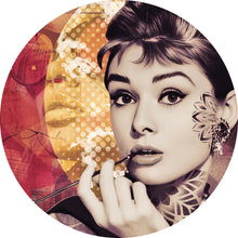 Lade das Bild in den Galerie-Viewer, Aluminiumbild Portrait Audrey Hepburn Retro Kreis
