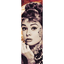Lade das Bild in den Galerie-Viewer, Poster Portrait Audrey Hepburn Retro Panorama Hoch
