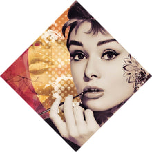 Lade das Bild in den Galerie-Viewer, Aluminiumbild Portrait Audrey Hepburn Retro Raute
