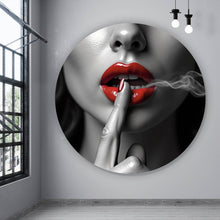Lade das Bild in den Galerie-Viewer, Aluminiumbild gebürstet Rauchige rote Lippen Kreis
