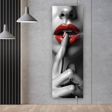 Lade das Bild in den Galerie-Viewer, Aluminiumbild Rauchige rote Lippen Panorama Hoch
