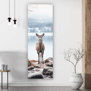 Leinwandbild Rehe am ruhigen Seeufer betrachten Panorama Hoch