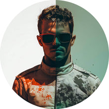 Lade das Bild in den Galerie-Viewer, Aluminiumbild Rennfahrer Porträt Kreis
