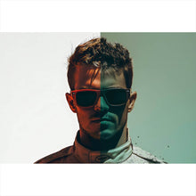 Lade das Bild in den Galerie-Viewer, Aluminiumbild gebürstet Rennfahrer Porträt Querformat
