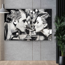 Lade das Bild in den Galerie-Viewer, Spannrahmenbild Romantisches Abendessen Paar teilt Spaghetti Querformat
