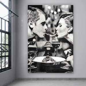 Leinwandbild Romantisches Abendessen Paar teilt Spaghetti Hochformat