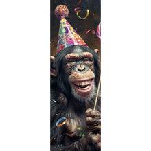 Lade das Bild in den Galerie-Viewer, Aluminiumbild gebürstet Schimpanse feiert mit Lutscher und Partyhut Panorama Hoch
