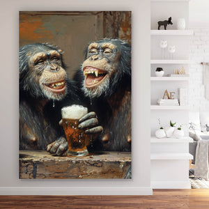 Leinwandbild Schimpansen feiern gesellig mit Bier Hochformat