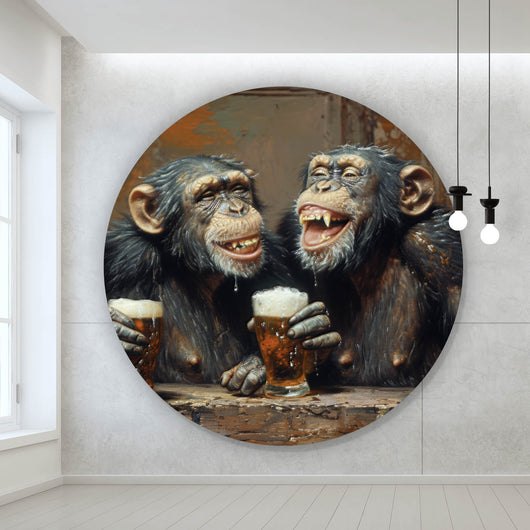 Aluminiumbild Schimpansen feiern gesellig mit Bier Kreis