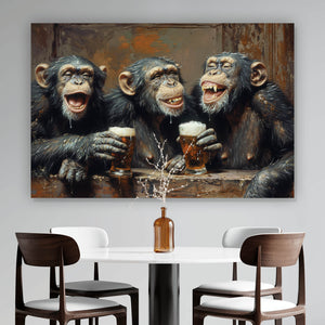 Leinwandbild Schimpansen feiern gesellig mit Bier Querformat