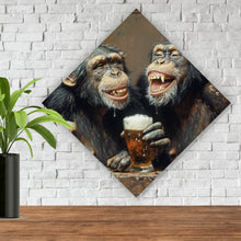 Lade das Bild in den Galerie-Viewer, Leinwandbild Schimpansen feiern gesellig mit Bier Raute
