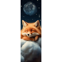Lade das Bild in den Galerie-Viewer, Aluminiumbild gebürstet Schlafender Fuchs auf Wolken unter funkelndem Sternenhimmel Panorama Hoch

