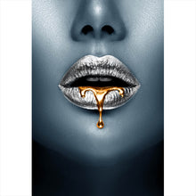 Lade das Bild in den Galerie-Viewer, Aluminiumbild gebürstet Silberne Lippen Hochformat

