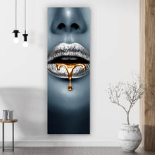 Lade das Bild in den Galerie-Viewer, Aluminiumbild gebürstet Silberne Lippen Panorama Hoch
