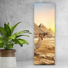 Lade das Bild in den Galerie-Viewer, Poster Sonnenuntergang über Pyramiden mit ruhendem Kamel Panorama Hoch
