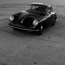 Lade das Bild in den Galerie-Viewer, Aluminiumbild gebürstet Sportwagen auf Rennstrecke Quadrat
