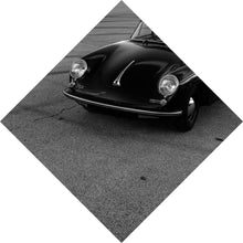 Lade das Bild in den Galerie-Viewer, Aluminiumbild Sportwagen auf Rennstrecke Raute
