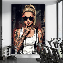 Lade das Bild in den Galerie-Viewer, Poster Stilvolle tätowierte Frau mit Sonnenbrille Hochformat
