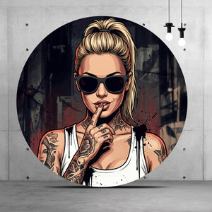 Aluminiumbild Stilvolle tätowierte Frau mit Sonnenbrille Kreis