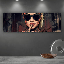 Lade das Bild in den Galerie-Viewer, Poster Stilvolle tätowierte Frau mit Sonnenbrille Panorama
