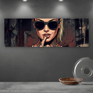 Aluminiumbild Stilvolle tätowierte Frau mit Sonnenbrille Panorama