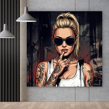 Lade das Bild in den Galerie-Viewer, Leinwandbild Stilvolle tätowierte Frau mit Sonnenbrille Quadrat
