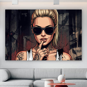 Aluminiumbild Stilvolle tätowierte Frau mit Sonnenbrille Querformat