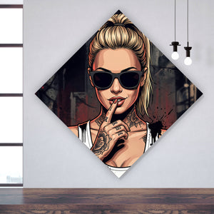 Poster Stilvolle tätowierte Frau mit Sonnenbrille Raute