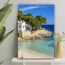 Lade das Bild in den Galerie-Viewer, Aluminiumbild Strandhaus am Meer Mallorca Hochformat
