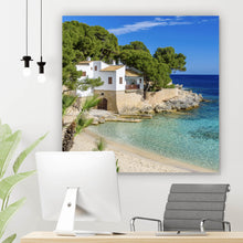 Lade das Bild in den Galerie-Viewer, Aluminiumbild gebürstet Strandhaus am Meer Mallorca Quadrat
