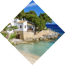 Lade das Bild in den Galerie-Viewer, Aluminiumbild Strandhaus am Meer Mallorca Raute
